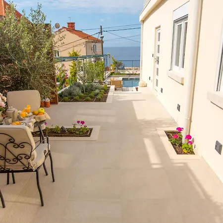 Back In Time Luxury 2 *