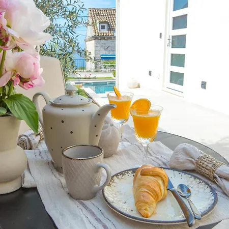 Διαμέρισμα Back In Time Luxury 2 *